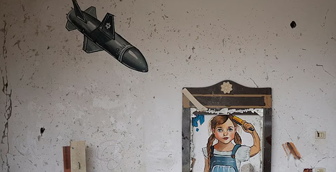 فنانون يرسمون صوراً جرافيتية على أنقاض منازل في قطاع غزة