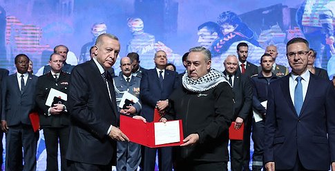 أردوغان يُكرم وفدي الإنقاذ الفلسطيني والإسرائيلي أوسمة الشرف والتضحية