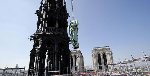 مصرع جنرال فرنسي مسؤول عن ترميم كنيسة "نوتردام"