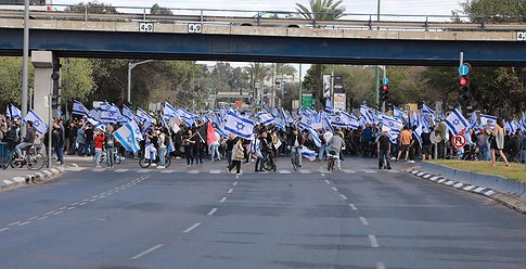عشرات آلاف الإسرائيليين يُغلقون ميناء حيفا وبنوك وشوارع ومطار