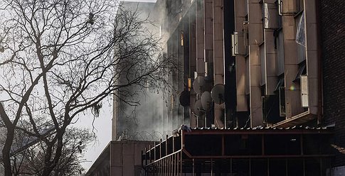كارثة في جنوب أفريقيا: مقتل 73 شخصًا في حريق في جوهانسبرج