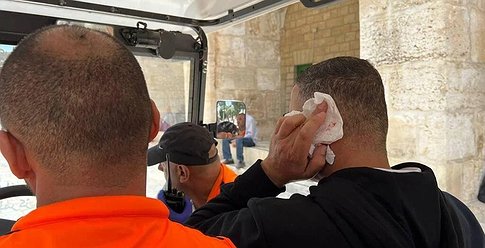 إصابات باعتداء الاحتلال على المصلين بالقدس