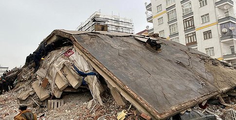 مئات القتلى والمفقودين في زلزال ضرب تركيا وسوريا
