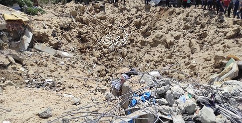 لحظة تدمير الاحتلال منزلين في شمال قطاع غزة