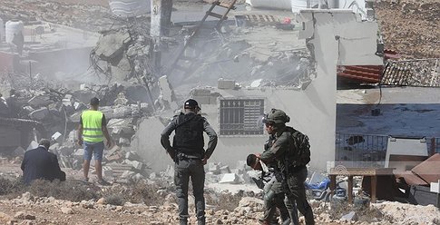 الإحتلال يهدم منزل عائلة فلسطينية جنوبي الخليل
