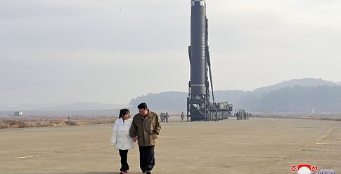 لأول مرة... أول ظهور علني لابنة الزعيم الكوري الشمالي وسط الصواريخ
