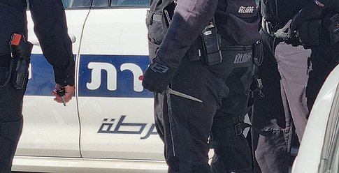 الشرطة الإسرائيلية تعتقل فلسطينيين بزعم تنفيذ عملية شمال تل أبيب