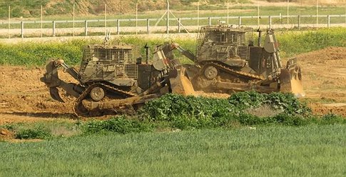 انفجار عبوة ناسفة بجرافة عسكرية على حدود غزة والجيش يرد