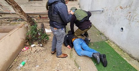 إصابة إسرائيليَين أمريكيين بعملية إطلاق نار في نابلس واعتقال المنفذ