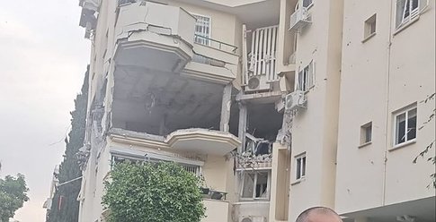 قتيل وعشرات الإصابات بقصف صاروخي على تل أبيب وغلاف غزة