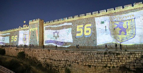 الاحتلال يُضئ القدس بالأعلام الإسرائيلية وهذا ما تخشاه الشرطة