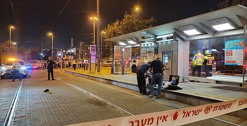 إصابة عسكري إسرائيلي بعملية طعن في القدس وتحييد المنفذ
