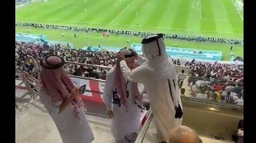 أمير قطري يعدل “العقال” لمشجعين إنكليز في الملعب
