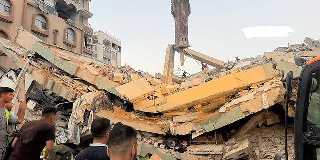 21 شهيداً معظمهم أطفال في فاجعة انهيار "عمارة السعادة" المتصدعة بقصف الاحتلال غرب غزة