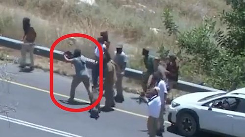 مشاهد لمستوطنين يُطلقون الرصاص الحي على فلسطينيين برام الله
