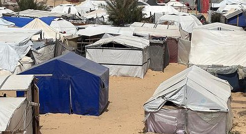 فاجعة في خانيونس: استشهاد 3 مواطنين بينهم طفل وسيدة حامل إثر انهيار سور على خيام نازحين بالمواصي