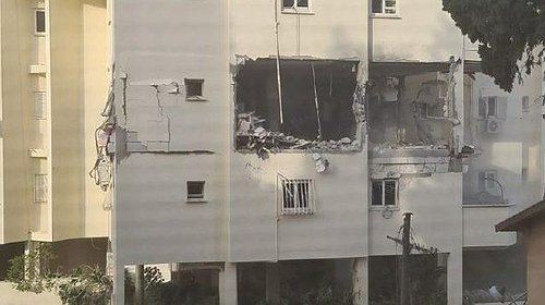 قتيل وعشرات الإصابات بقصف صاروخي على تل أبيب وغلاف غزة