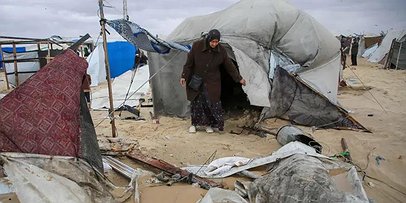 المنخفض "الأعنف" يضرب غزة: شهداء وإصابات وانهيارات في المباني والخيام