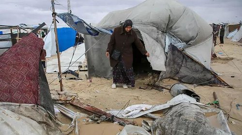 المنخفض "الأعنف" يضرب غزة: شهداء وإصابات وانهيارات في المباني والخيام