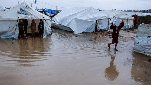 عاصفة هوائية وأمطار غزيرة تضرب فلسطين.. تحذيرات شديدة من "كارثة" في خيام النازحين بغزة