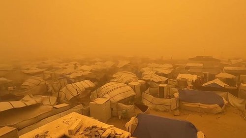 عاصفة رملية تضرب خيام النازحين في قطاع غزة وتضاعف المأساة الإنسانية