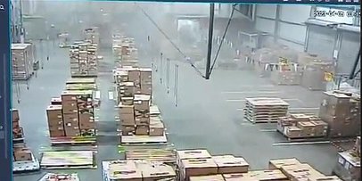 شاهد لحظة سقوط صاروخ على مصنع في سديروت والجيش يُعقب على الغارات