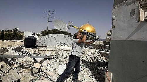 الإحتلال يُجبر مواطن على هدم منزله في القدس