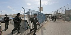 جيش الاحتلال يعتقل فلسطيني على حاجز قلنديا بزعم العثور على سكين