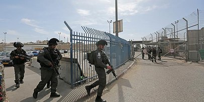 جيش الاحتلال يعتقل فلسطيني على حاجز قلنديا بزعم العثور على سكين