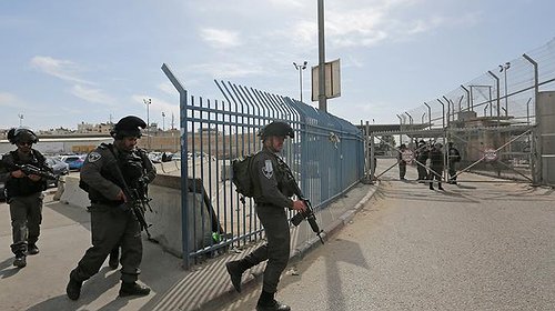 جيش الاحتلال يعتقل فلسطيني على حاجز قلنديا بزعم العثور على سكين