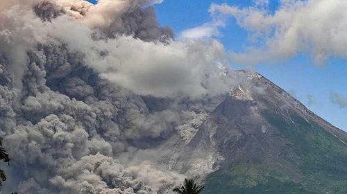 بركان "ميرابي" يثور في اندونيسيا ويطلق سحابة ساخنة