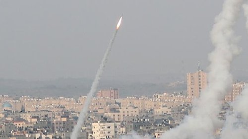 إصابات بإطلاق عشرات الصواريخ من لبنان على شمال إسرائيل