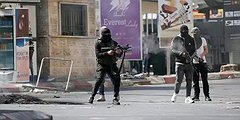 صحيفة تكشف سبب قيام إيران بشن هجمات مسلحة من الضفة وغزة