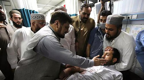 شاهد..45 قتيلاً على الأقل وأكثر من 200 جريح في هجوم تفجيري بباكستان