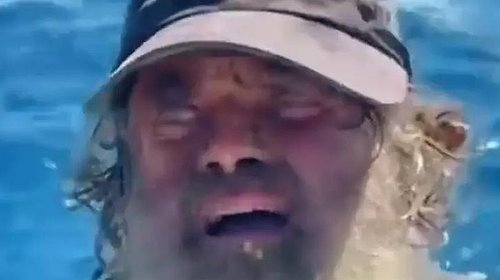 فيديو مؤثر لرجل نجا وكلبه من الموت لمدة شهرين في المحيط الهادي