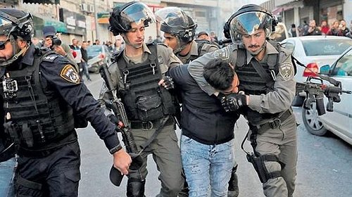 الاحتلال يعتقل عشرات المواطنين في الضفة الغربية