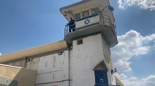 مئات الأسرى يعلنون الإضراب عن الطعام  في سجن عوفر الإسرائيلي