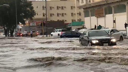 السعودية: الأمطار تُغرق جدّة وإغلاق الطرق في مكة وتعليق الدراسة
