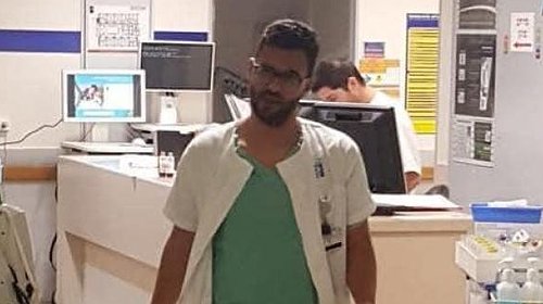 فصل طبيب فلسطيني من مستشفى بعد تقديمه الحلوى لمريض