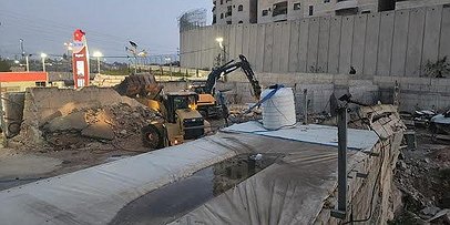 القدس: جرافات الاحتلال تهدم منشأة في شعفاط