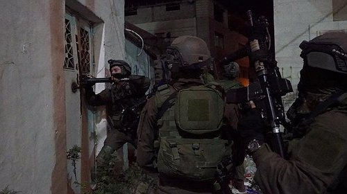 جيش الاحتلال يُعلن اعتقال 16 فلسطينياً بالضفة الغربية