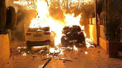 شهيد ومئات المستوطنين يحرقون عشرات المنازل والسيارات قرب رام الله