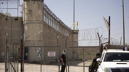 مصلحة السجون: ضبط سجين من "الجهاد" حاول تهريب هواتف من بطنه لسجن عوفر