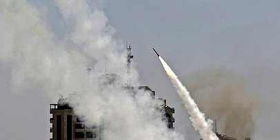 لحظة إطلاق رشقات صاروخية تجاه مستوطنات غلاف غزة