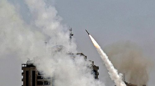 لحظة إطلاق رشقات صاروخية تجاه مستوطنات غلاف غزة