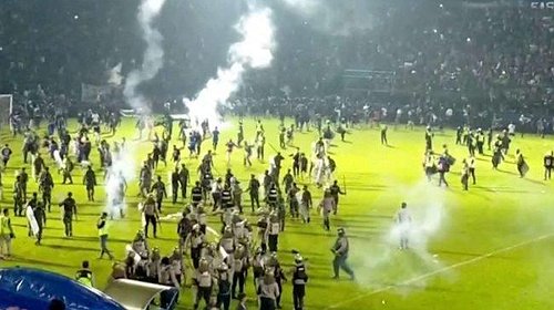 مصرع 147 شخص خلال مباراة كرة قدم في إندونيسيا
