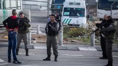 الشرطة الإسرائيلية تُصيب وتُنكل بعامل فلسطيني