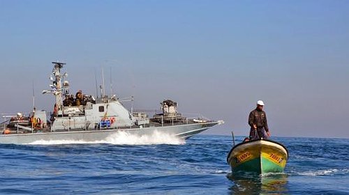 الاحتلال يعتقل ستة صيادين في بحر رفح ويُصيب ثلاثة