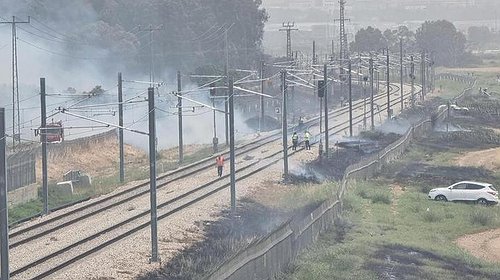 توقف حركة القطارات قرب تل أبيب بعد اندلاع حرائق ضخمة
