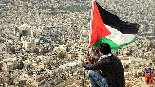 الجيش الاسرائيلي يوضح حادثة إنزال علم فلسطين في نابلس